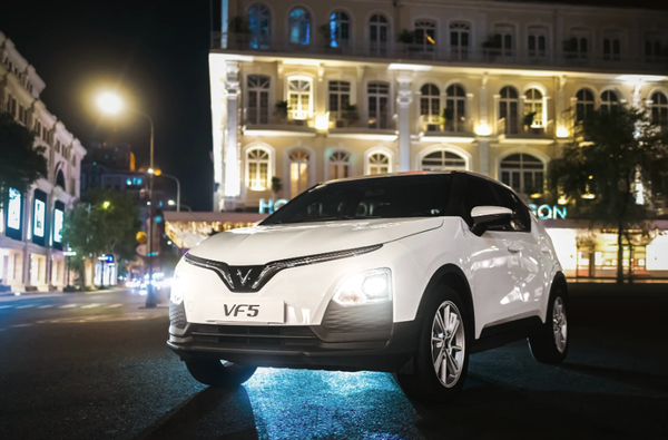VinFast-VF5-mau-trang-ban-dem