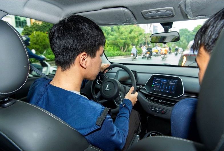 lai-xe-vf-5-tren-duong